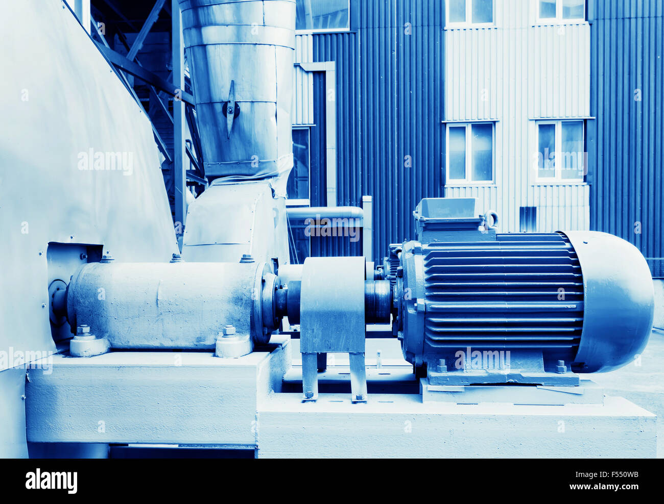 Moteur électrique dans ton bleu aux couleurs de l'usine Banque D'Images