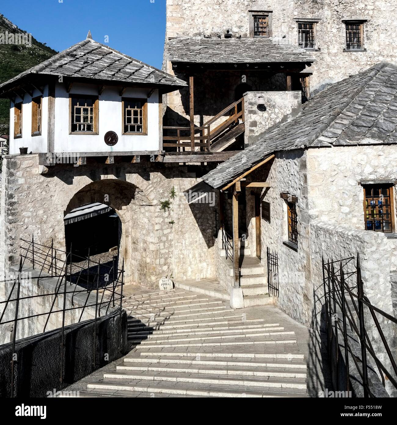 Bridge gate du Vieux Pont de Mostar. Banque D'Images