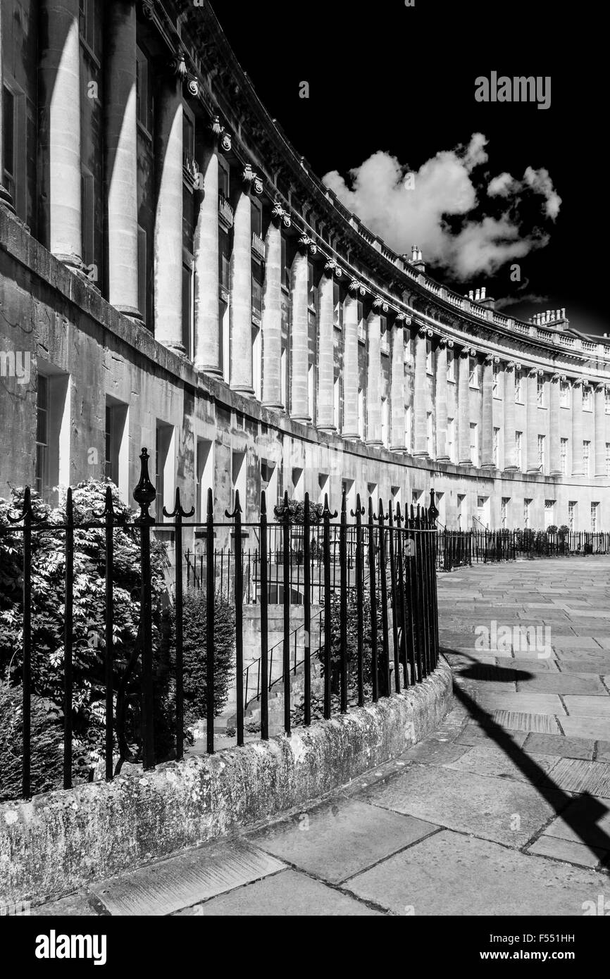Partie de la façade géorgienne de maisons mitoyennes dans le Royal Crescent, Bath. Version couleur à la DG8H6A. Banque D'Images