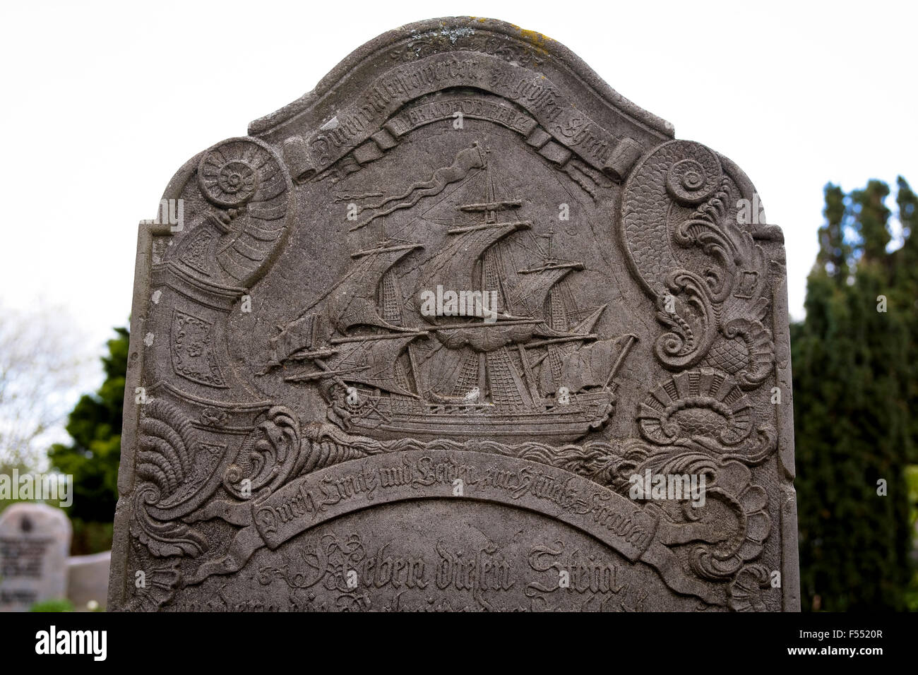 DEU, Allemagne, Schleswig-Holstein, Mer du Nord, île d'Amrum, pierre tombale sur le cimetière des marins à l'église Saint-Clemens à Nebel. Banque D'Images