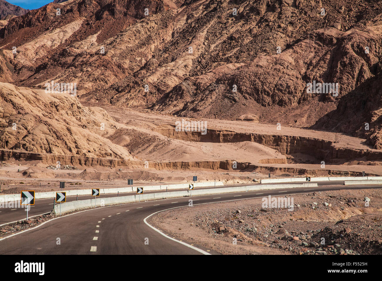 Le paysage désertique de la péninsule du Sinaï, sur la route du Caire à Dahab en Egypte. Banque D'Images