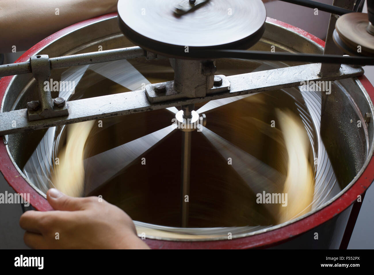 Portrait de miel étant séparés dans les machines à l'industrie Banque D'Images