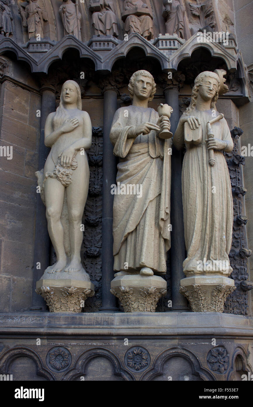 Détail de trois statues sur l'église de Notre-Dame de Trèves. L'église gothique la plus ancienne en Allemagne, construit au 13e siècle. Banque D'Images