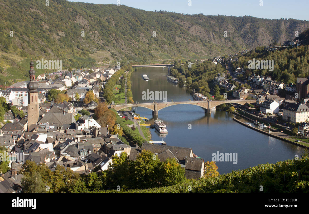 Vue du château de Cochem sur la Moselle et la ville ci-dessous. Cochem, Allemagne. Banque D'Images