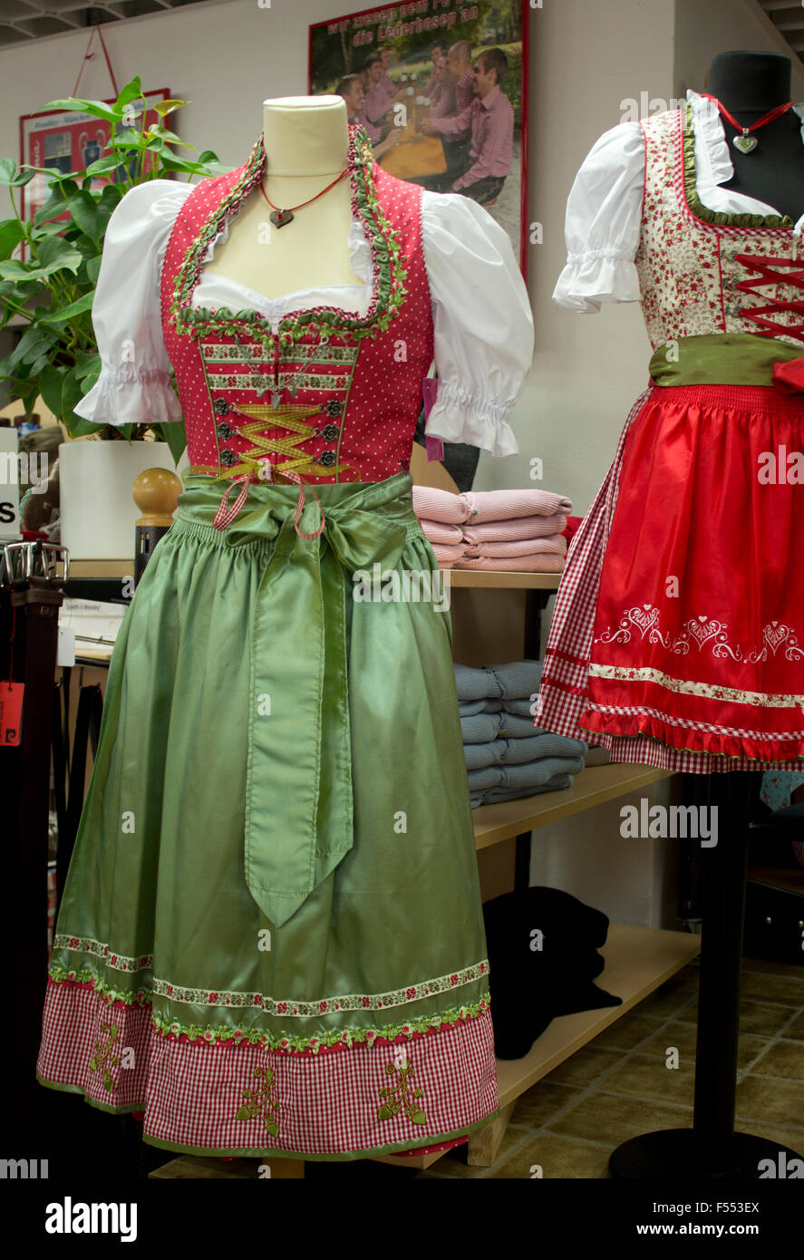 Traditional german costume Banque de photographies et d'images à haute  résolution - Alamy