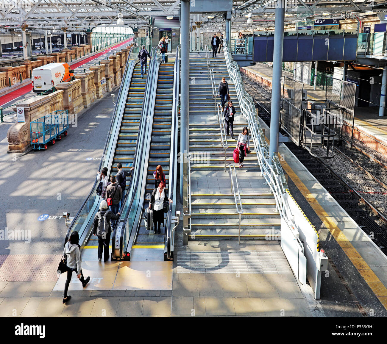 Escalator et des escaliers à la gare de Waverley. Édimbourg. Banque D'Images