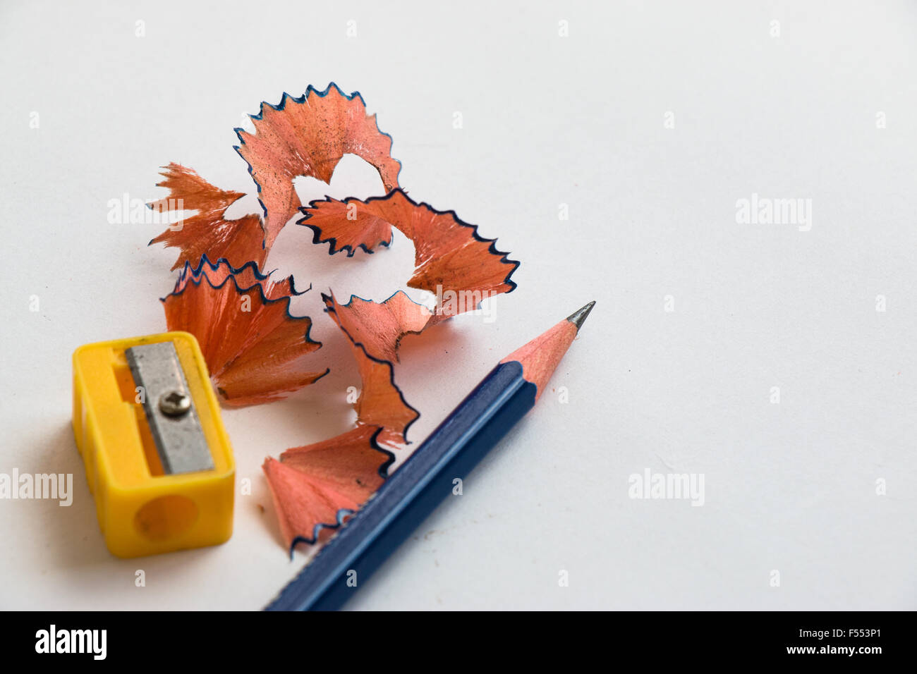 Crayon et taille-crayon sur papier blanc background Banque D'Images