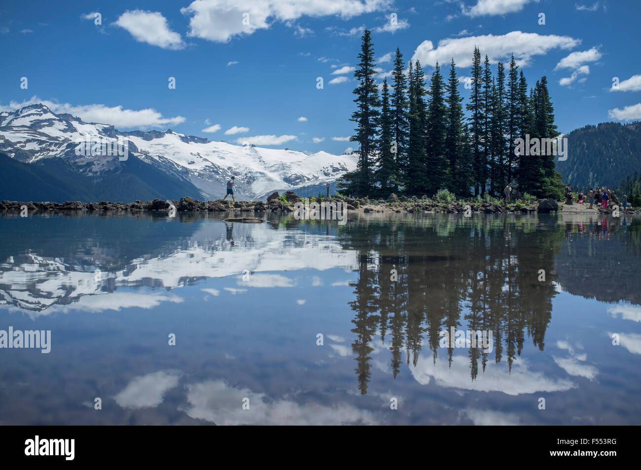 Réflexions d'arbres et montagne couverte de neige sur le lac Garibaldi Banque D'Images