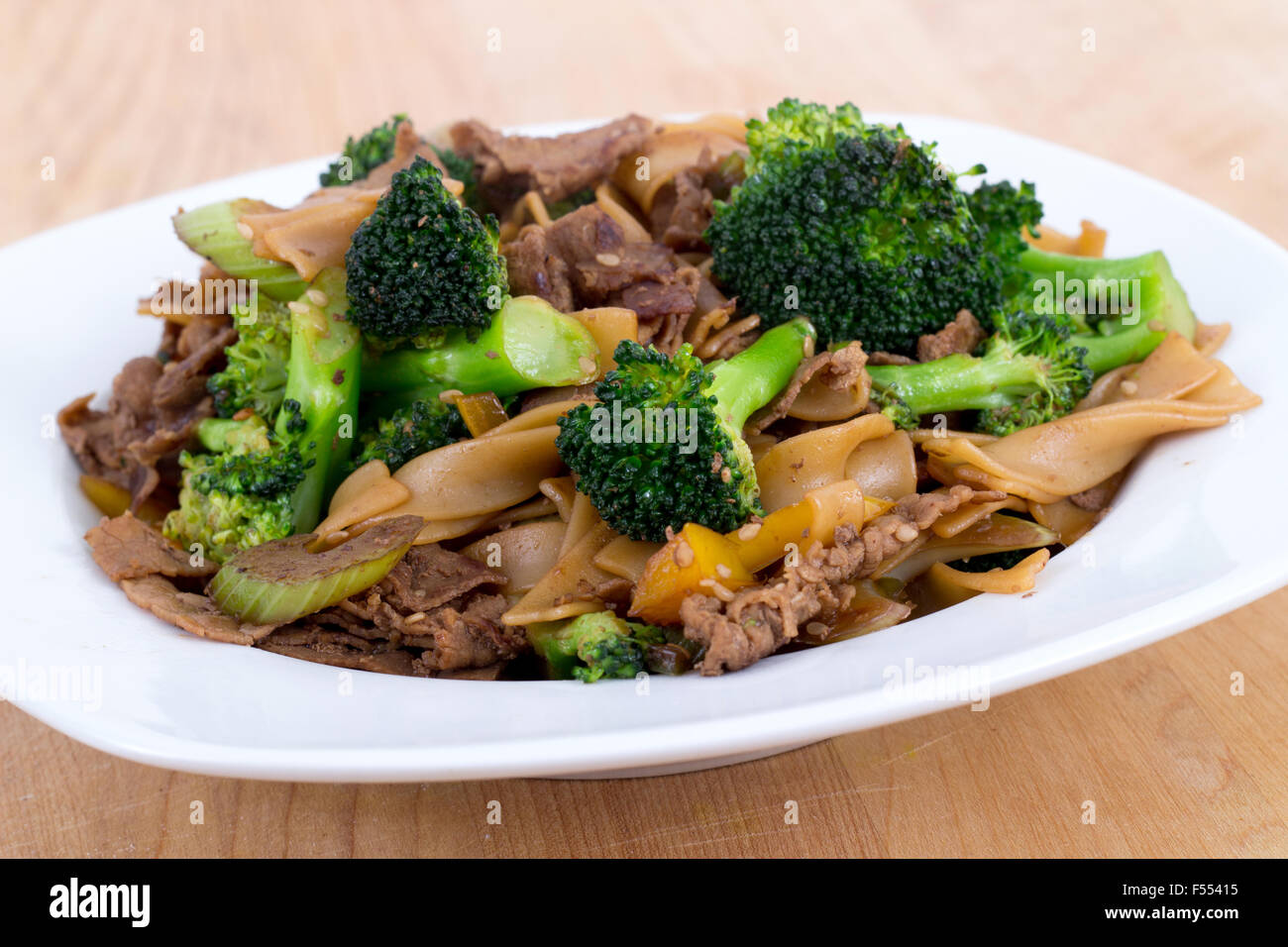 Sauté de boeuf Pad Sew bol avec le brocoli et les légumes Banque D'Images