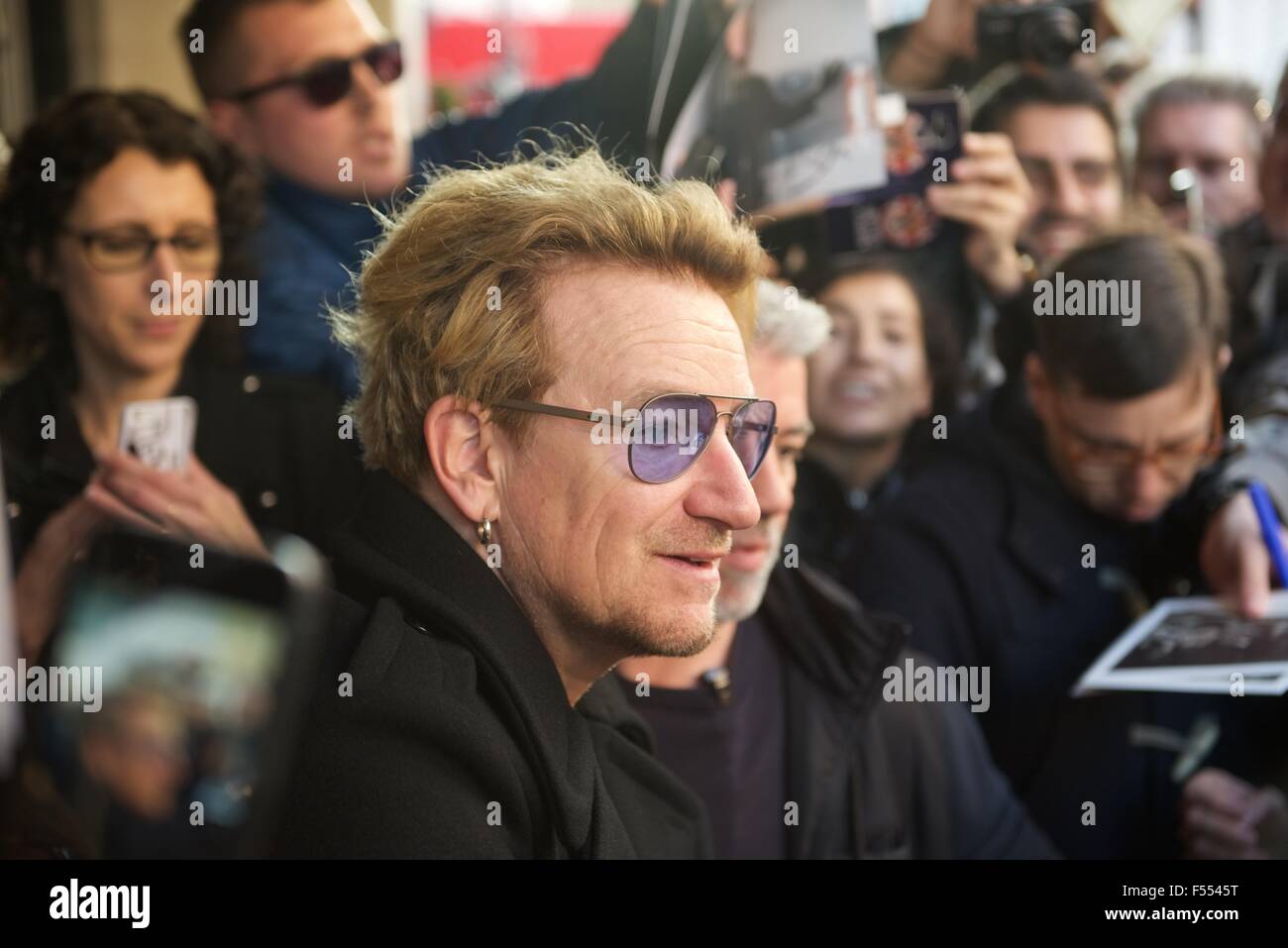 L'hôtel Claridges laissant Bono Banque D'Images
