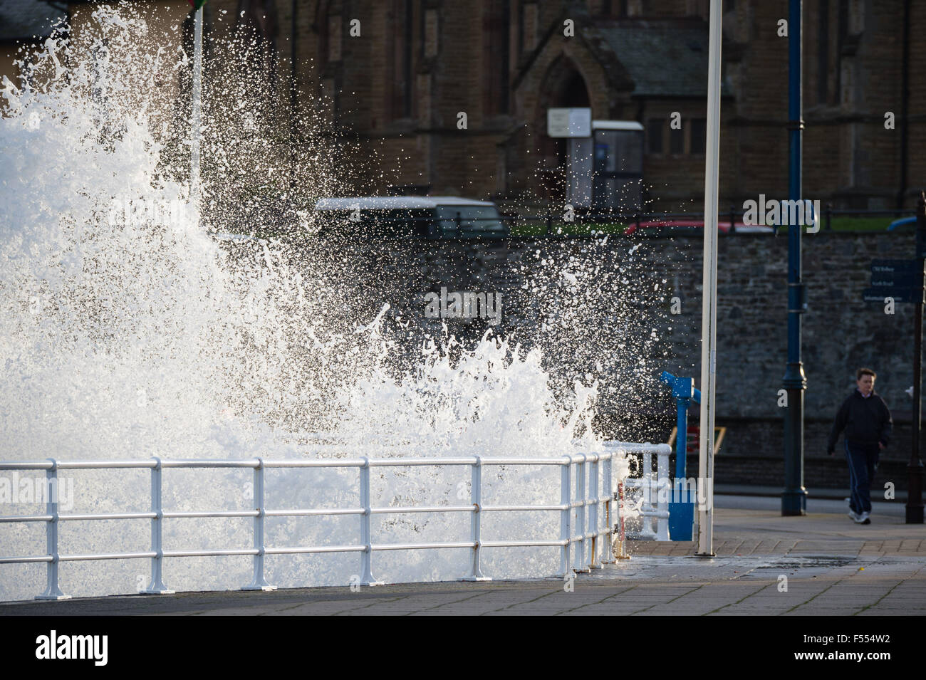 Pays de Galles Aberystwyth UK, le mercredi 28 octobre 29015 le matin à marée haute d'énormes vagues crash le long de la promenade à Aberystwyth, sur la côte ouest du pays de Galles. Ressources nationales du pays de Galles (NRW) ont émis des avertissements d'inondations 4 'rouge' et 9 'alertes' jaune d'inondation couvrant une grande partie de la faible altitude des zones côtières du sud et l'ouest du pays de Galles jusqu'après la dernière marée haute de la journée d'aujourd'hui Crédit photo : Keith Morris/Alamy Live News Banque D'Images