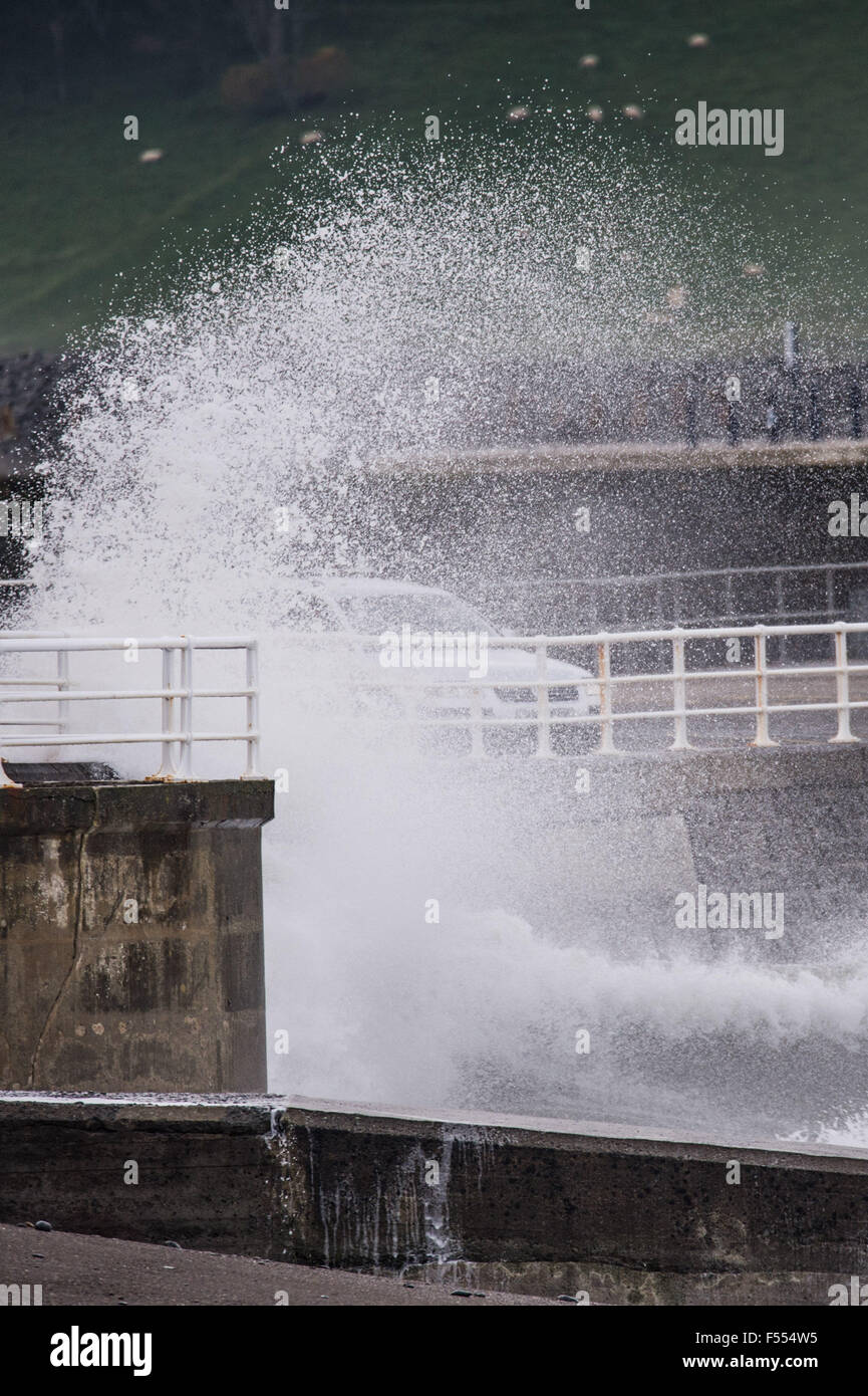 Pays de Galles Aberystwyth UK, le mercredi 28 octobre 29015 le matin à marée haute d'énormes vagues crash le long de la promenade à Aberystwyth, sur la côte ouest du pays de Galles. Ressources nationales du pays de Galles (NRW) ont émis des avertissements d'inondations 4 'rouge' et 9 'alertes' jaune d'inondation couvrant une grande partie de la faible altitude des zones côtières du sud et l'ouest du pays de Galles jusqu'après la dernière marée haute de la journée d'aujourd'hui Crédit photo : Keith Morris/Alamy Live News Banque D'Images