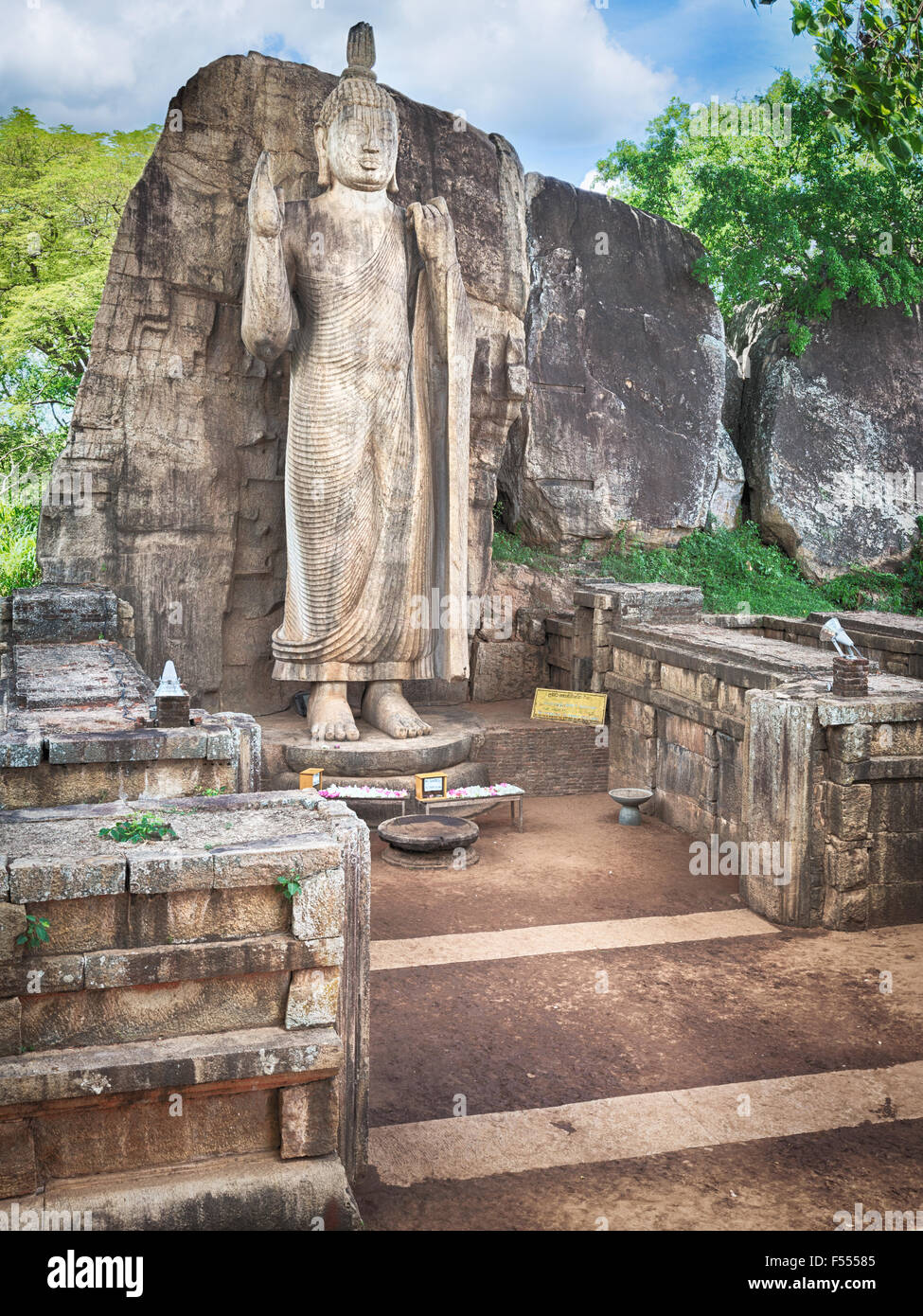 Avukana Kekirawa près de Statue de Bouddha, le Sri Lanka Banque D'Images