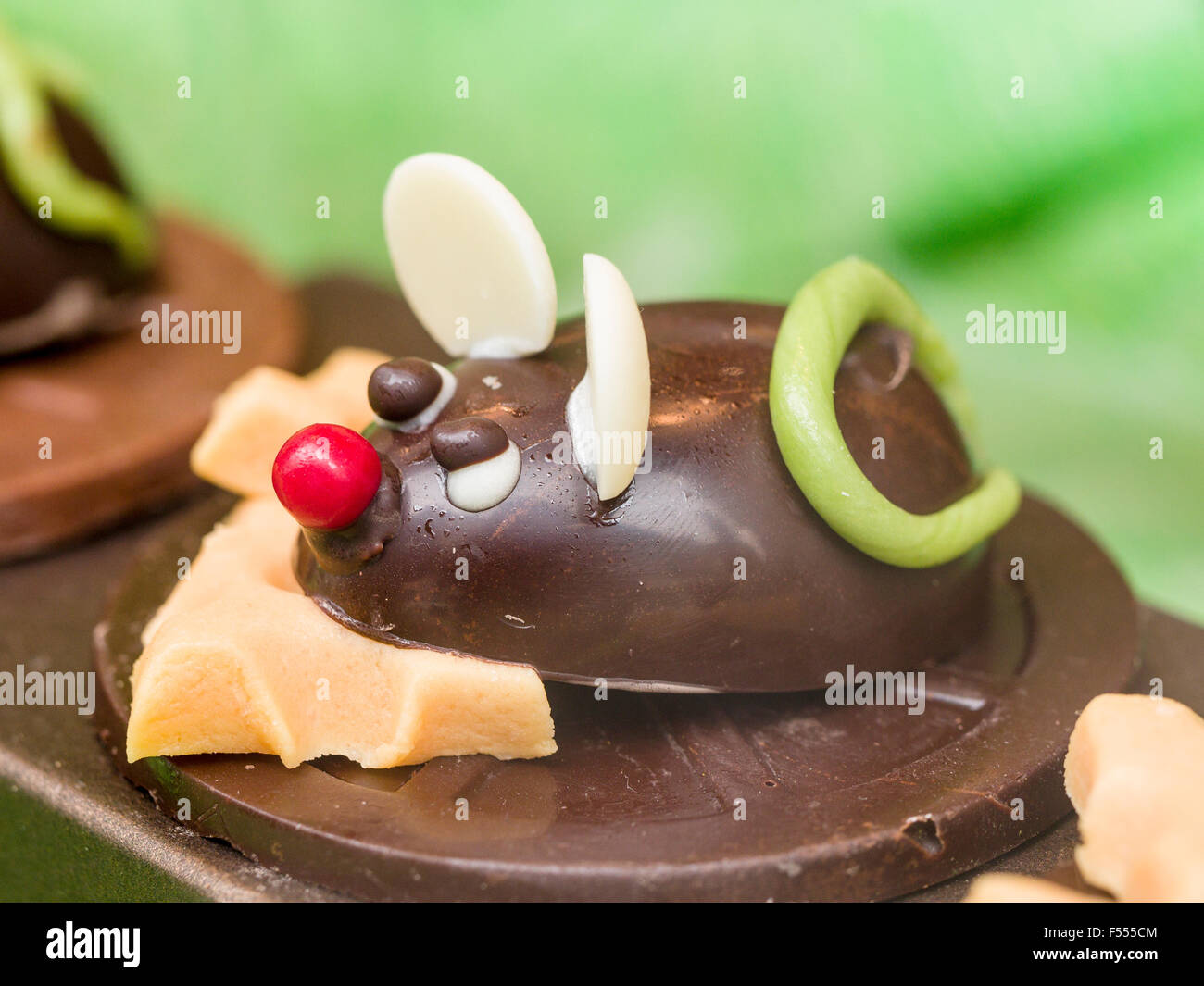 La souris et le fromage de la sculpture en chocolat. Un moulage lunatique d'une petite souris grignoter le fromage fait partie d'une vitrine Banque D'Images