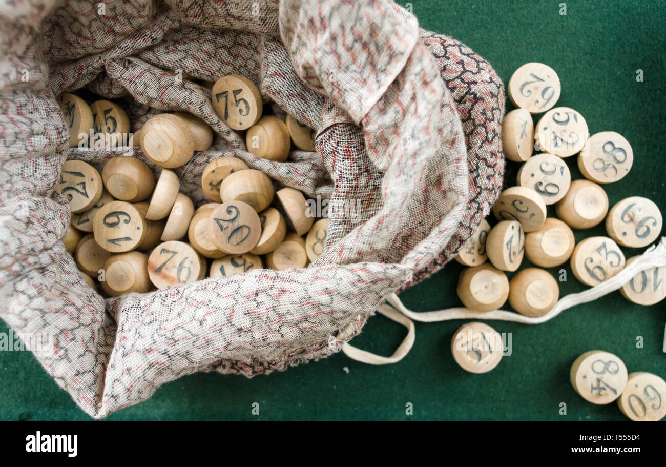 Jeu de pièces exposées dans la salle de jeux. Un sac de jetons en bois numérotées est affiché dans la salle de jeux au Château Banque D'Images