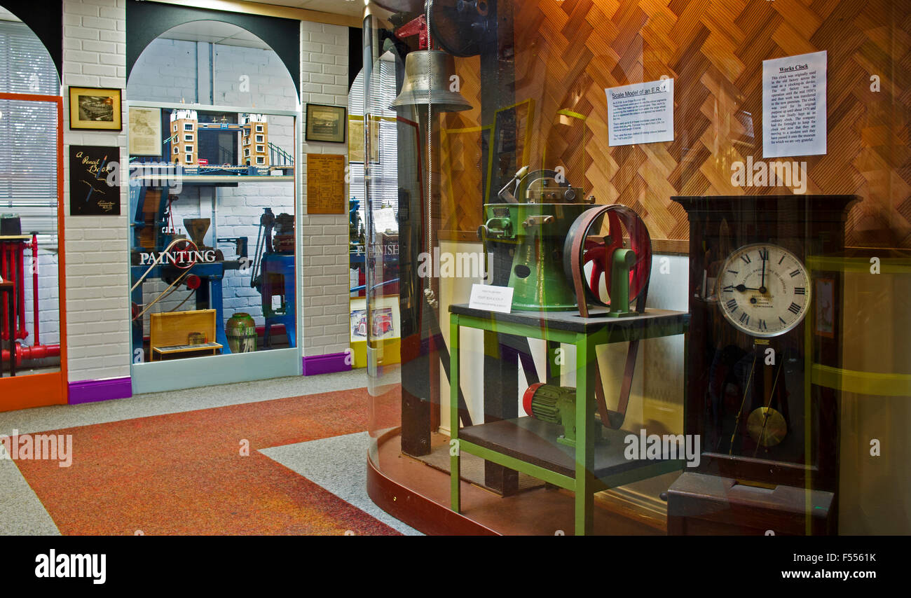 Keswick Pencil Museum. La vieille horloge fonctionne et d'autres vieilles machines exhitiited derrière une vitre, Keswick, Cumbria, Angleterre, Royaume-Uni Banque D'Images