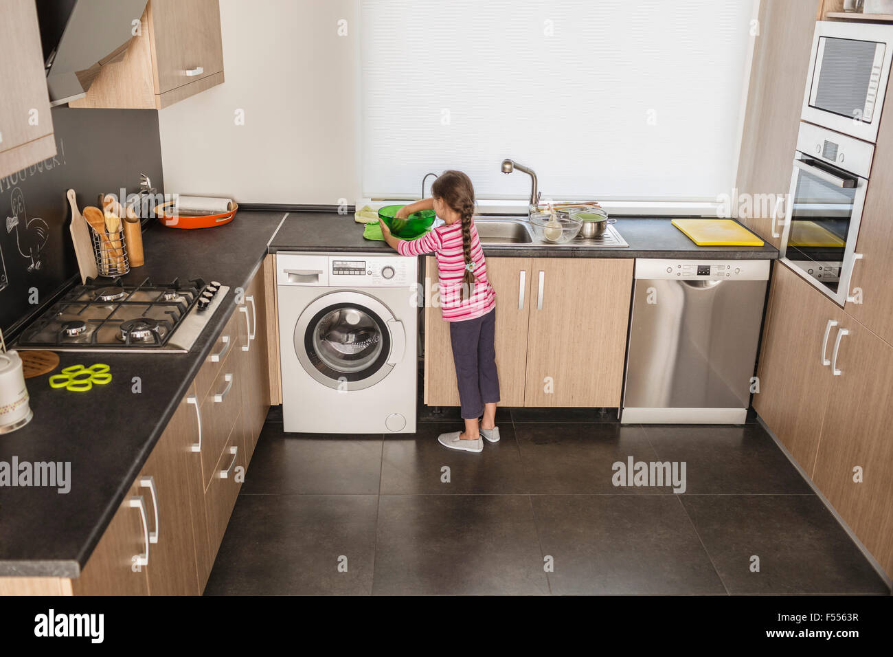 Vue arrière des lave-vaisselle dans la cuisine Photo Stock - Alamy