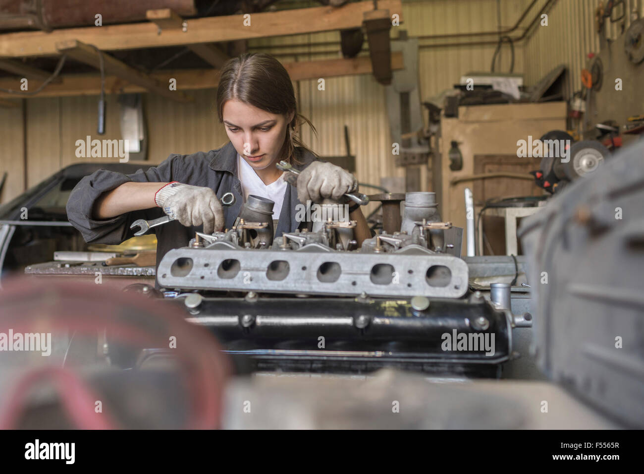 Mechanic repairing moteur de voiture au garage Banque D'Images