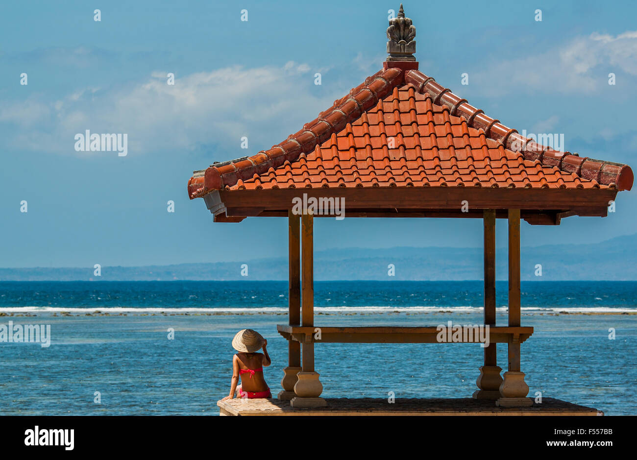 Jeune femme en compagnie de ses vacances d'été sur la plage de Sanur à Bali, Indonésie Banque D'Images