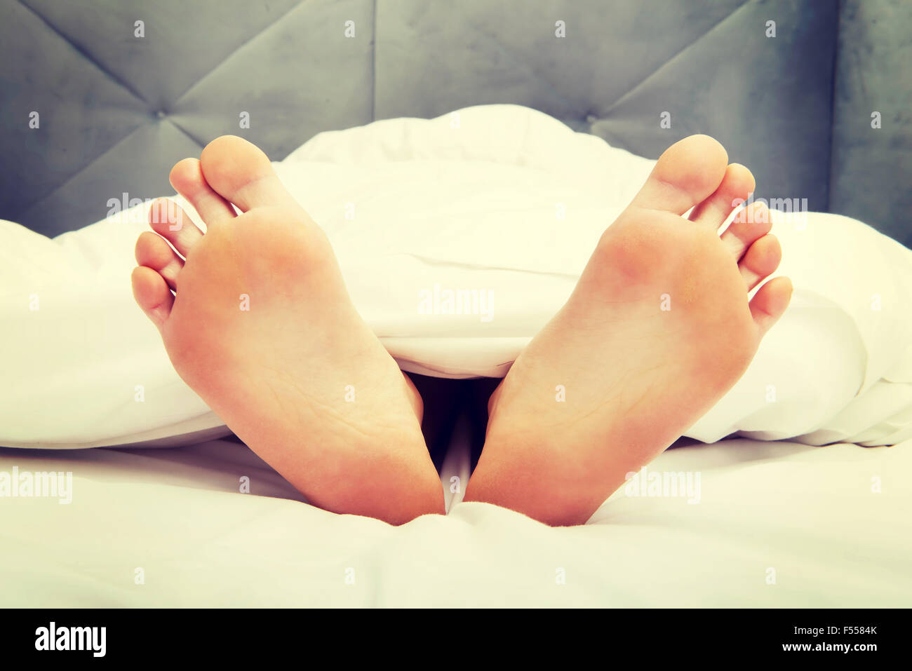 La femme nu pieds dans la chambre Photo Stock - Alamy