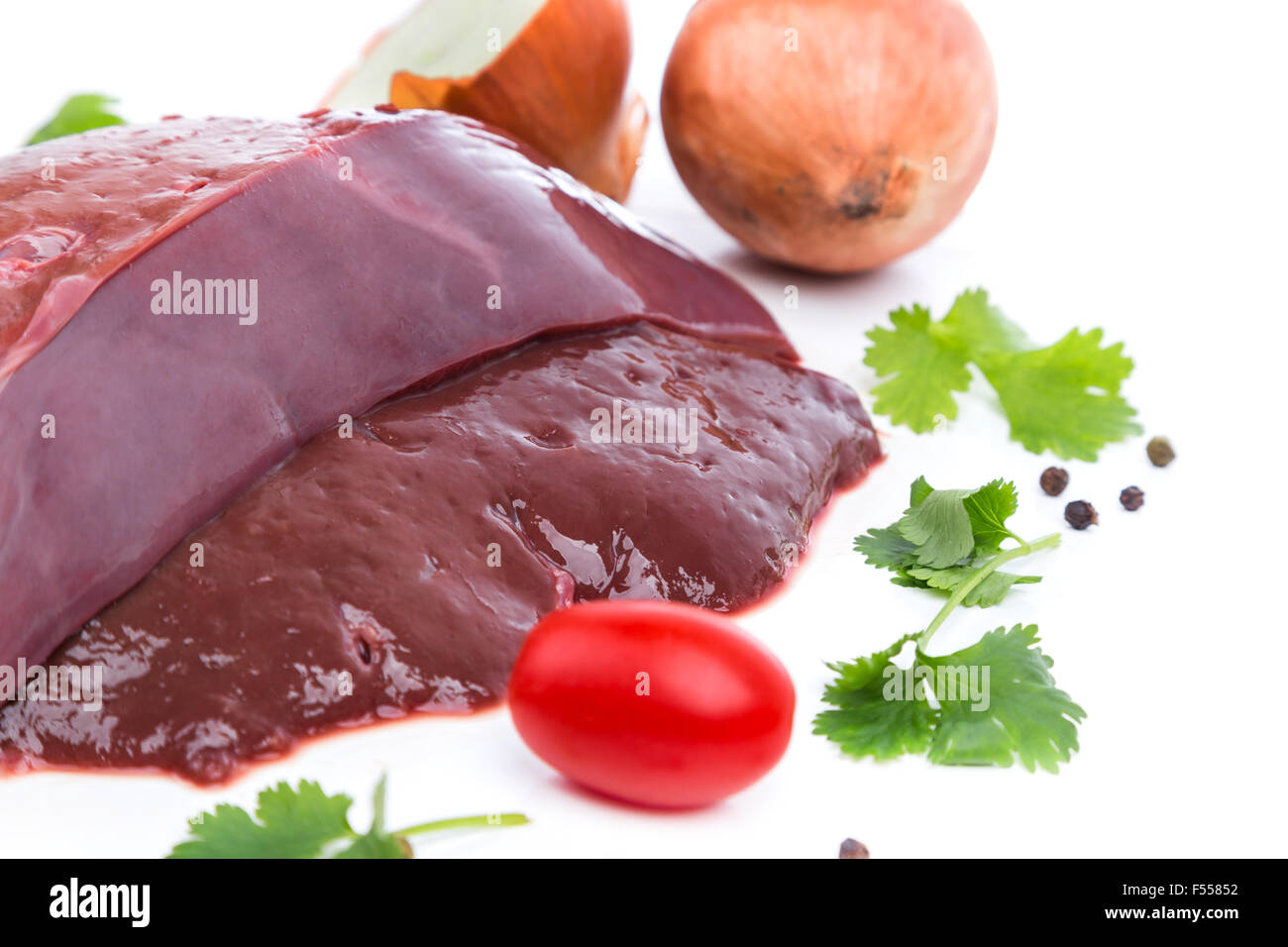 Morceau de foie de boeuf à partir de matières premières d'un côté sur le fond blanc. pour la publicité, promo, bannière ou imprimer Banque D'Images