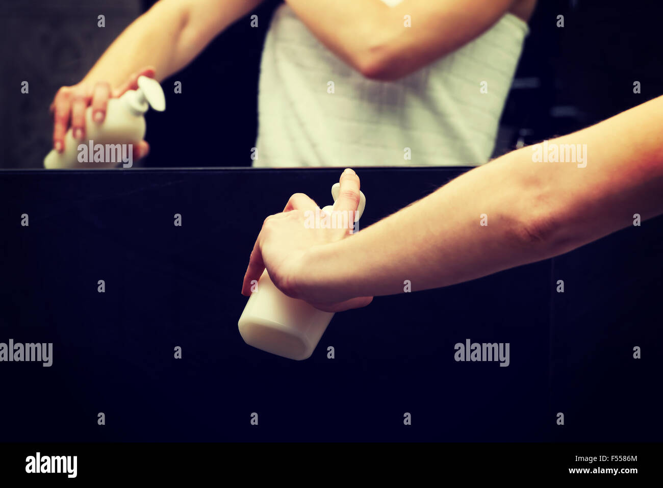 Femme avec une lotion pour le corps. Banque D'Images
