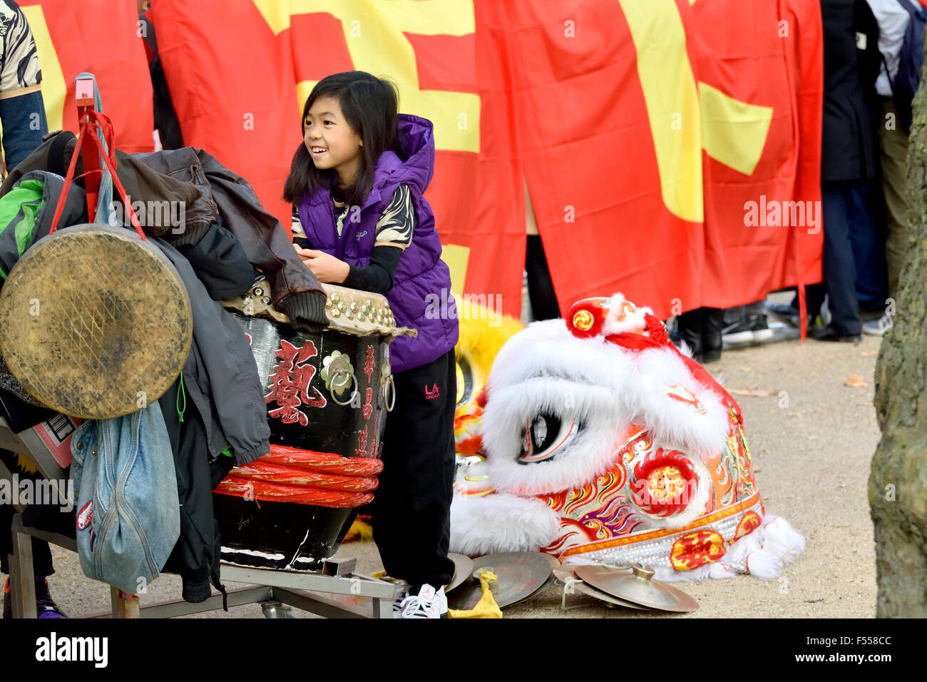 Londres, Angleterre, Royaume-Uni. Jeune fille chinoise avec des instruments de musique traditionnels et costume dragon au cours de la visite de Xi Jinping en 2015.. Banque D'Images
