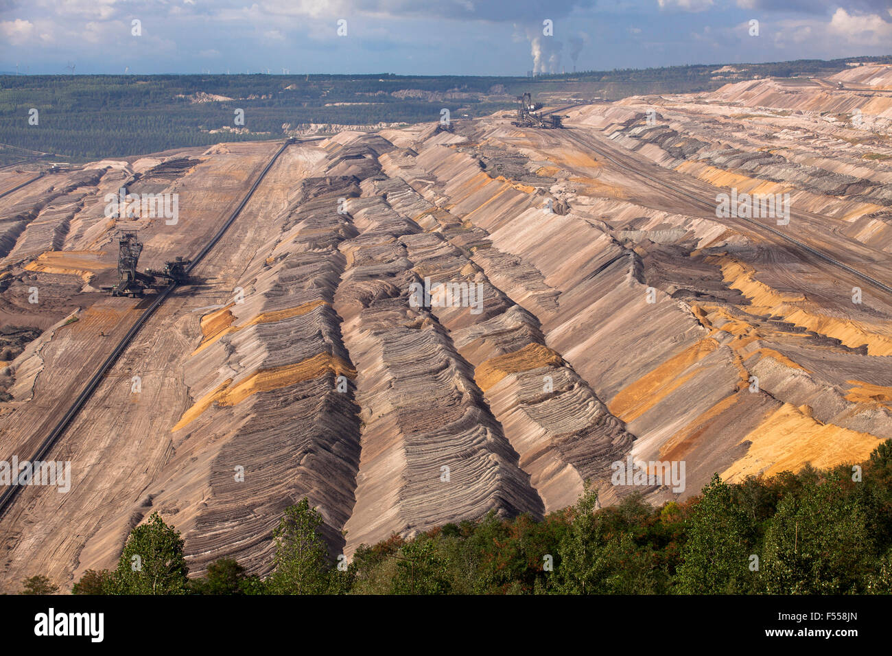 Europa, Deutschland, Nordrhein-Westfalen, Braunkohletagebau Hambach, zu RWE Power AG, im Hintergrund das Kraftwerk Weissw Banque D'Images