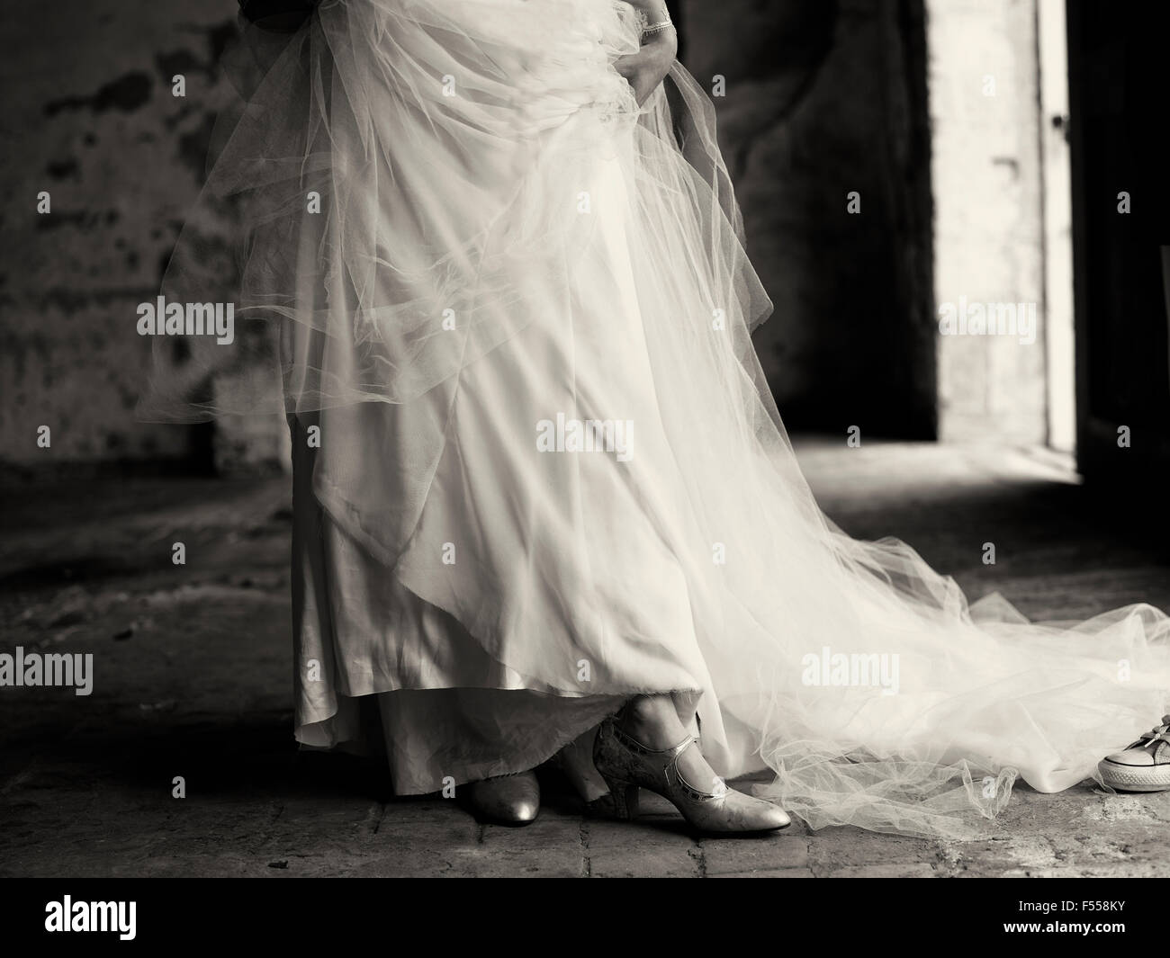 Une robe de mariage et les chaussures en noir et blanc. Banque D'Images