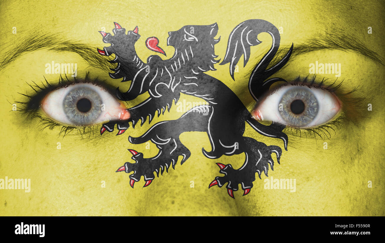 Les yeux des femmes, close-up, les yeux grands ouverts, d'un drapeau de Flandre Banque D'Images