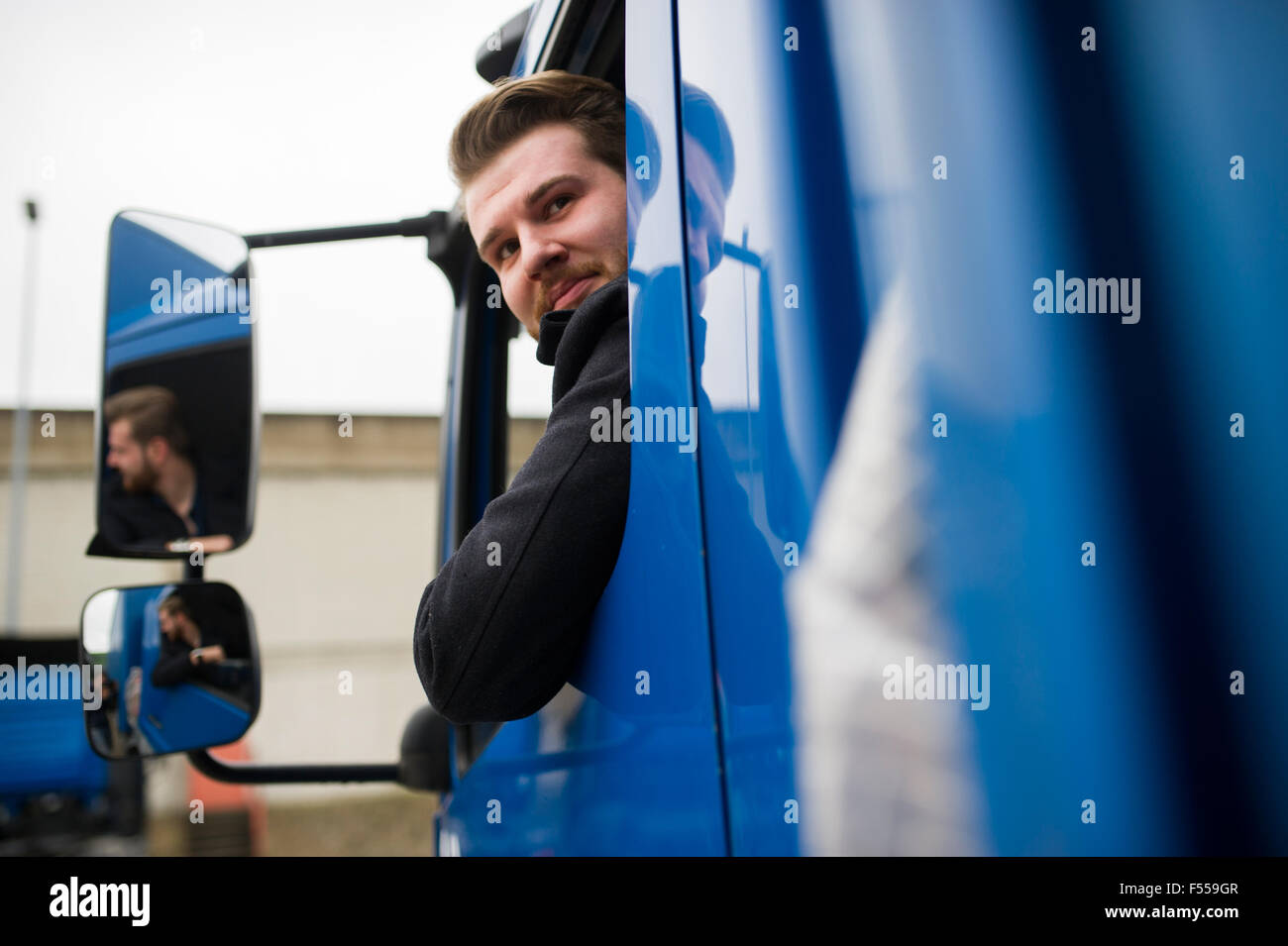 Jeune conducteur de camion à la recherche dans le miroir (MR) Banque D'Images