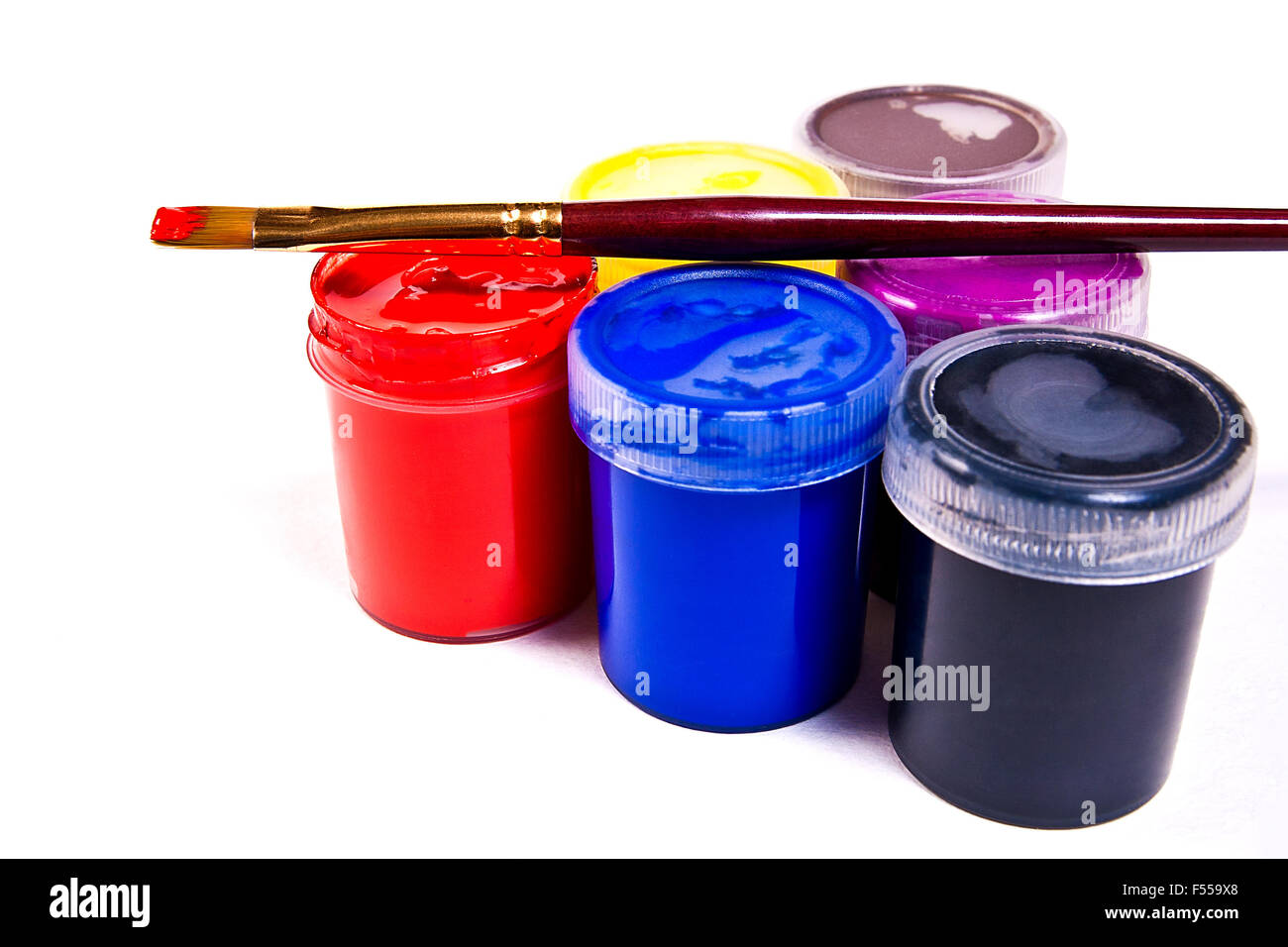 Bouteilles de gouache peintures et différents types de pinceaux pour peintures artistiques. Banque D'Images