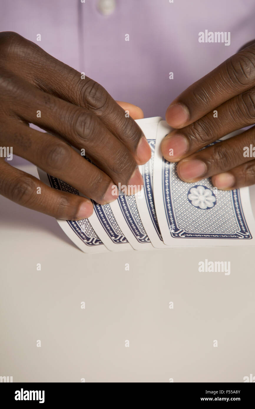 Cropped hands holding cartes au tableau Banque D'Images