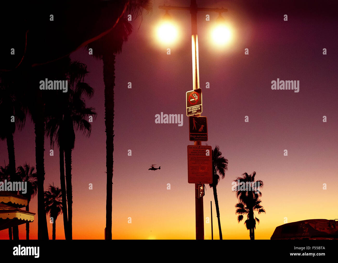 Ciel de coucher du soleil et l'éclairage sur Venice Beach California USA Banque D'Images