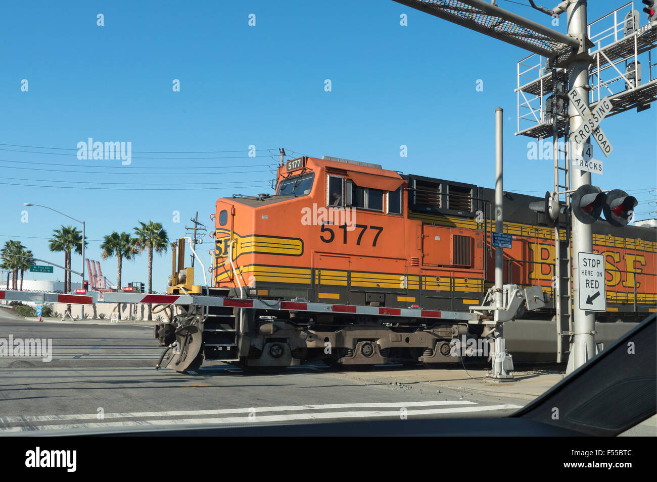 Locomotive électrique diesel traversant un passage à niveau à Long Beach California USA Banque D'Images