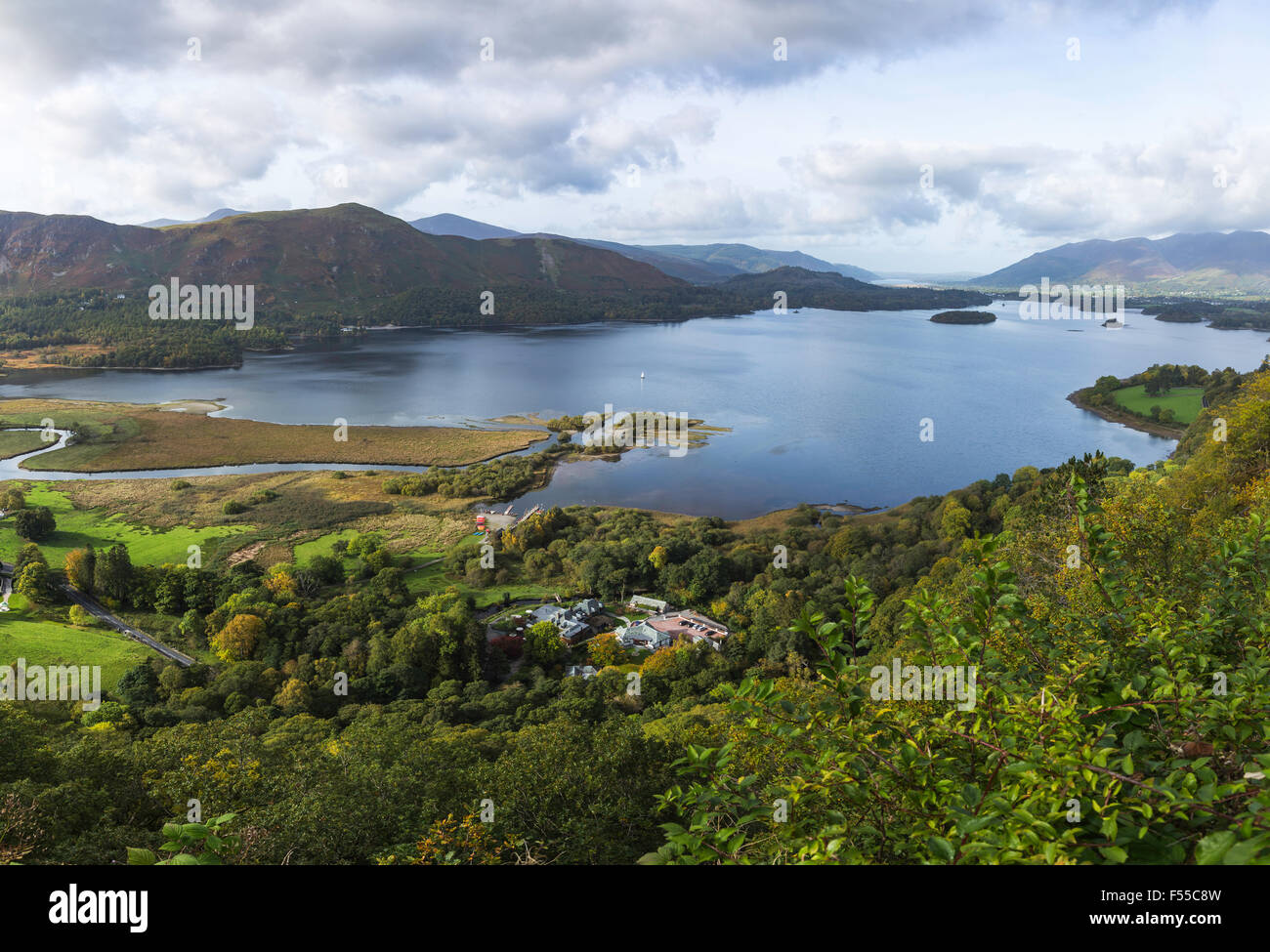 Large panorama de Derwentwater dans Lake District vu de surprise voir près de Keswick Banque D'Images