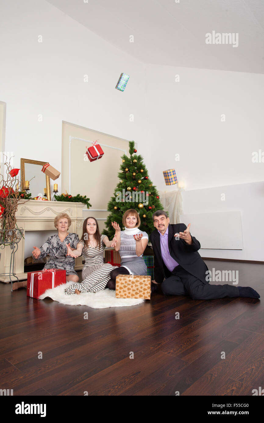 Famille heureuse dans la nouvelle année donne des cadeaux sous l'arbre de Noël Banque D'Images