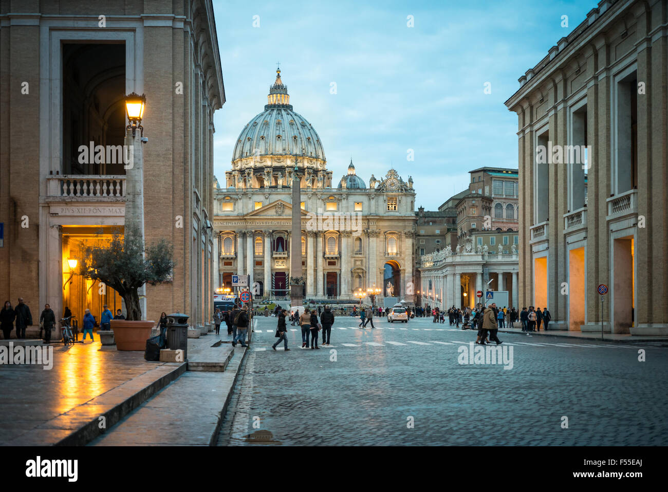 Rome, Italie - 05 Avril 2015 : La Cathédrale Saint Pierre dans la nuit à Rome, Italie Banque D'Images