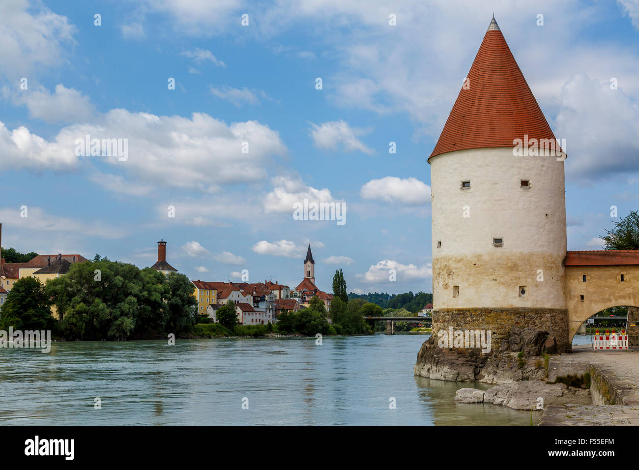 Le 14e siècle sur le Schaiblings Tower Inn quay, Passau, Bavière, Allemagne. Marques d'eau haute montrant de l'inondation. Banque D'Images