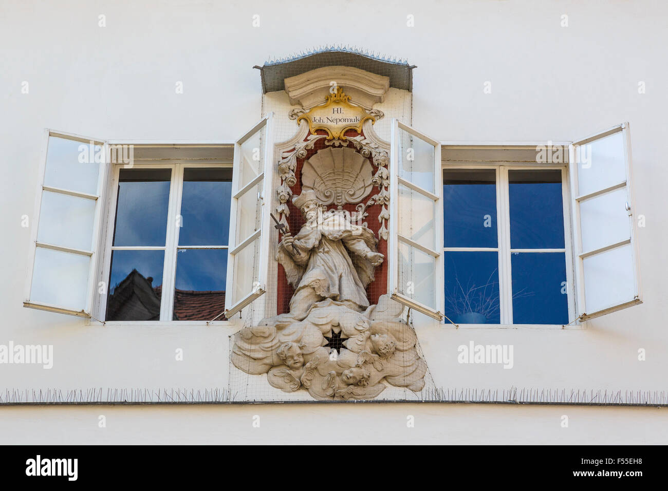 Saint Jean Népomucène, patron des ponts. Cette statue est sur le côté d'un immeuble à Passau, Bavière, Allemagne. Banque D'Images