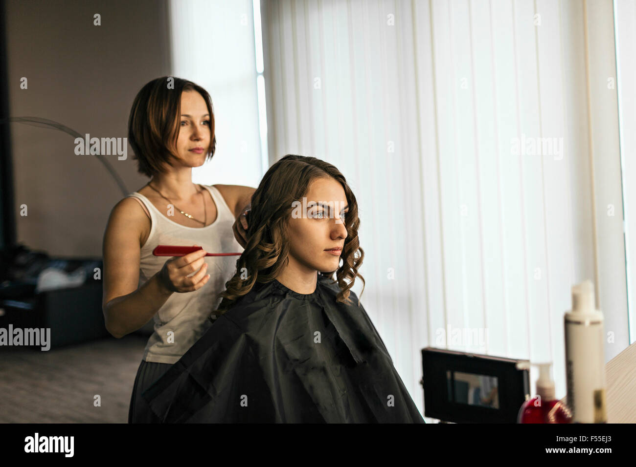 Peignage coiffure fashion model's hair at salon Banque D'Images