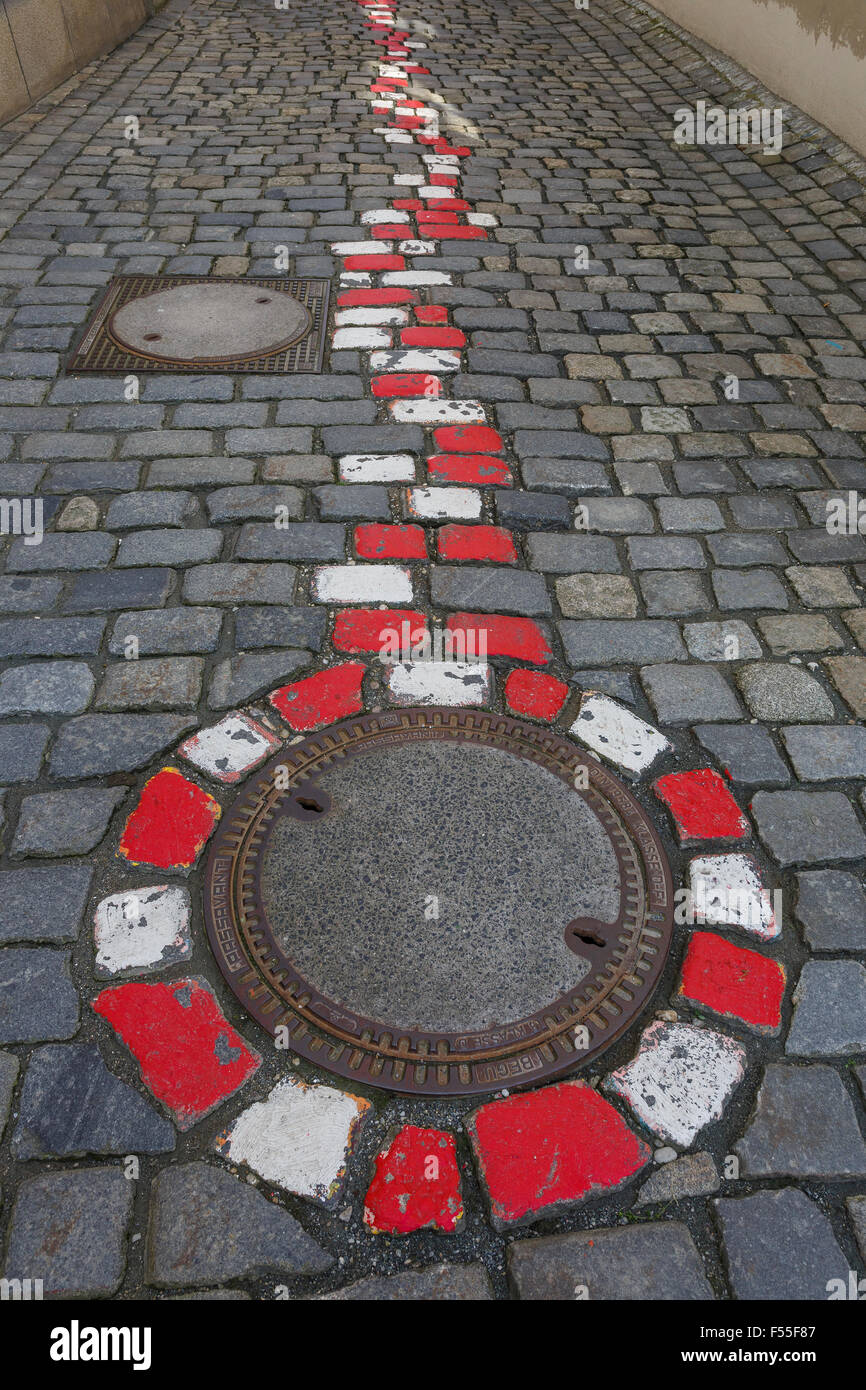 Le rouge et blanc peint par l'Allée des Artistes, les pavés, Passau, Bavière, Allemagne Banque D'Images