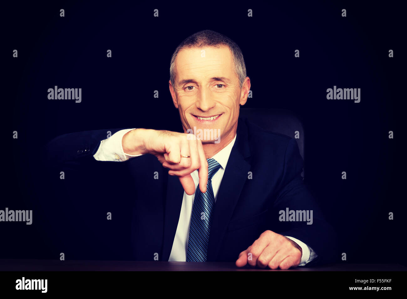 Businessman in office montrant petite taille Banque D'Images