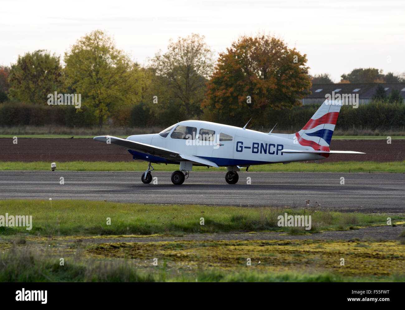 Piper PA-28 Cherokee Warrior à Wellesbourne Airfield, UK (G-BNCR) Banque D'Images