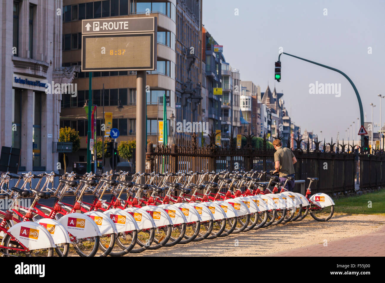 Belgique, Anvers, rangée d'un service de location de vélos en stationnement Banque D'Images