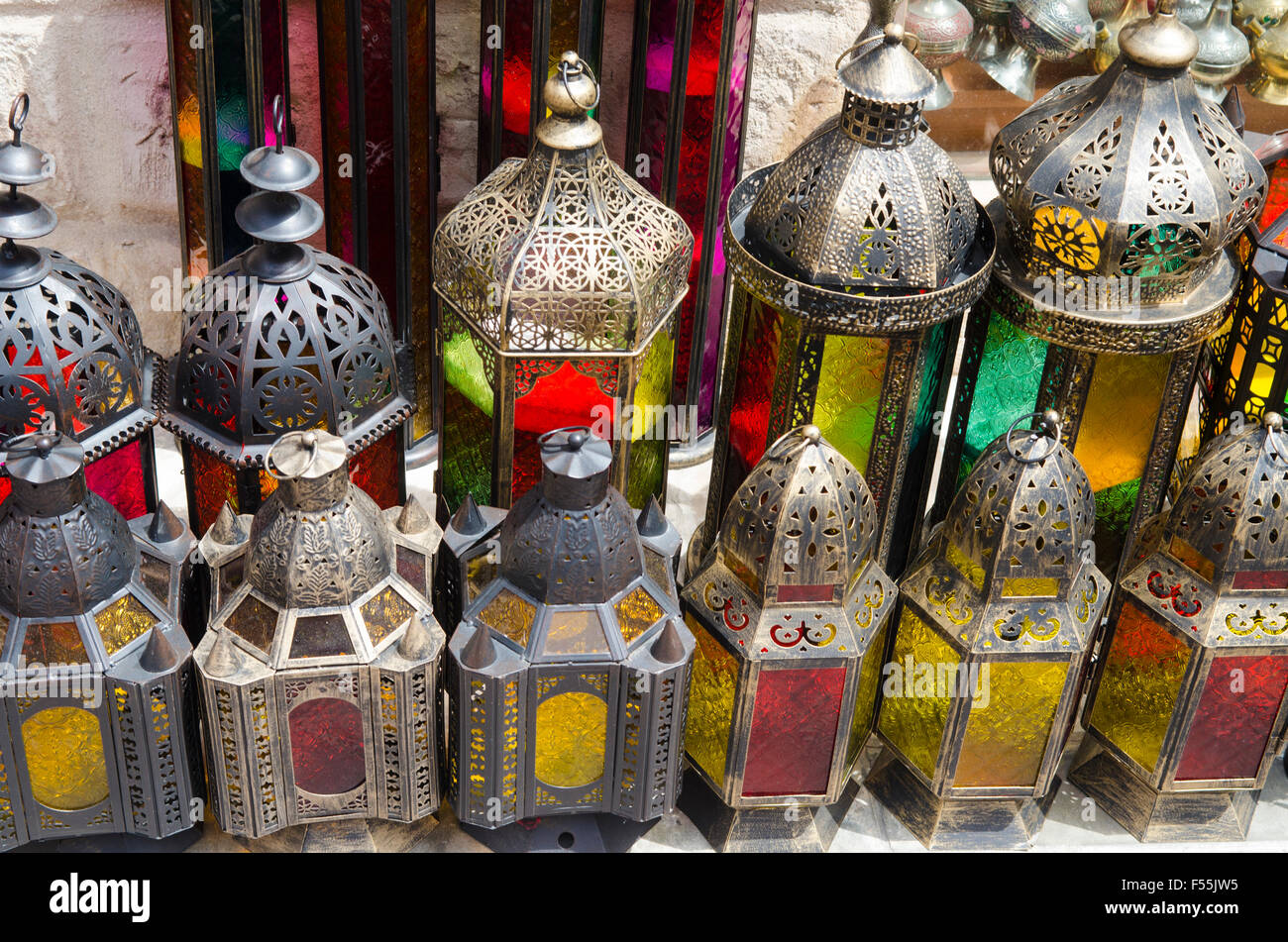Lanternes d'antiquités de souvenirs sur l'affichage marché à Dubaï Ghubaiba Banque D'Images