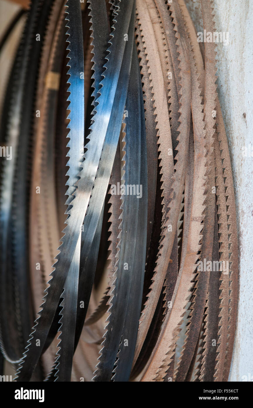Lames de scies pour machine de coupe de bois à l'atelier de menuiserie Saïda Liban Banque D'Images