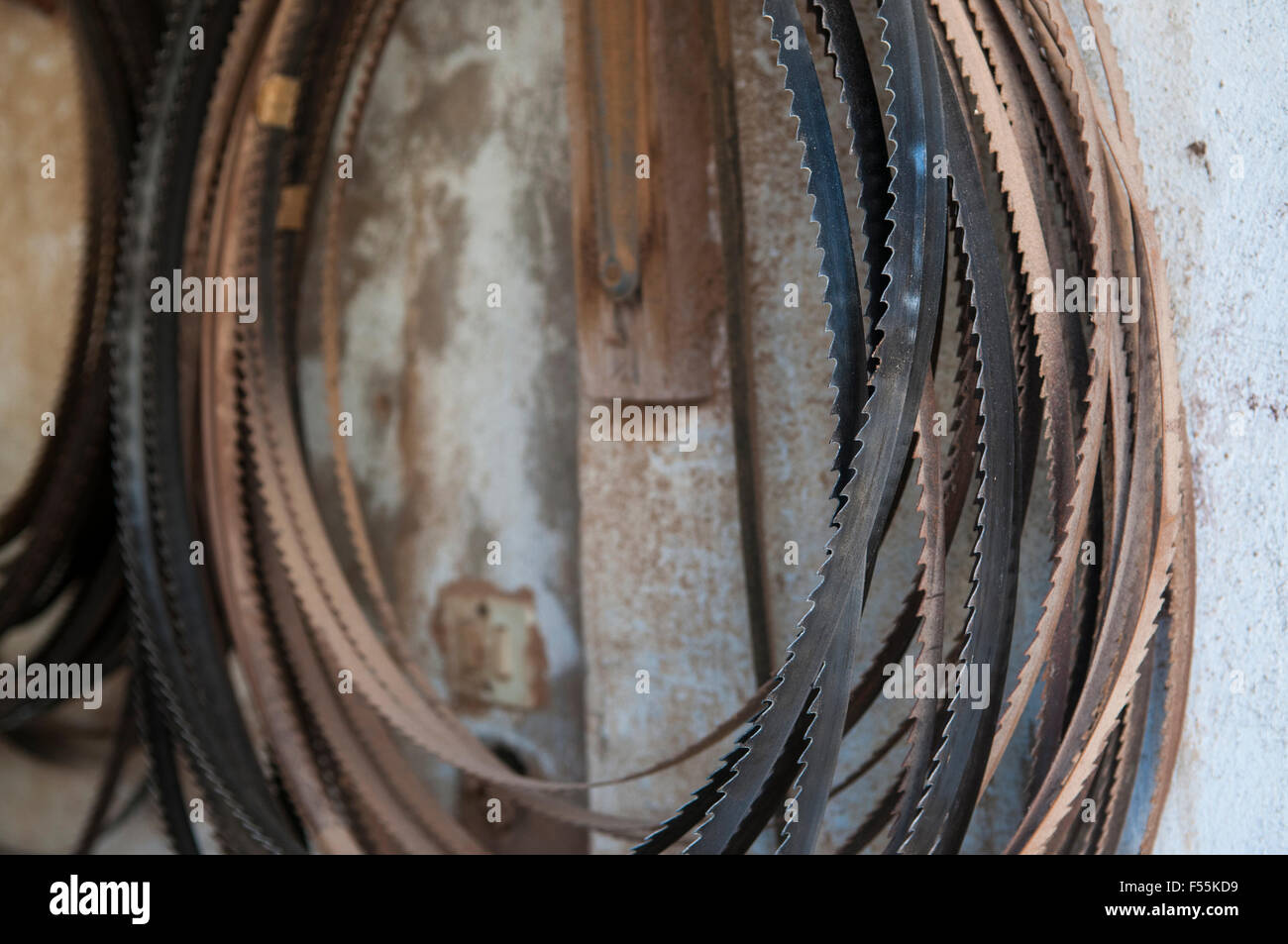 Lames de scies pour machine de coupe de bois à l'atelier de menuiserie Saïda Liban Banque D'Images