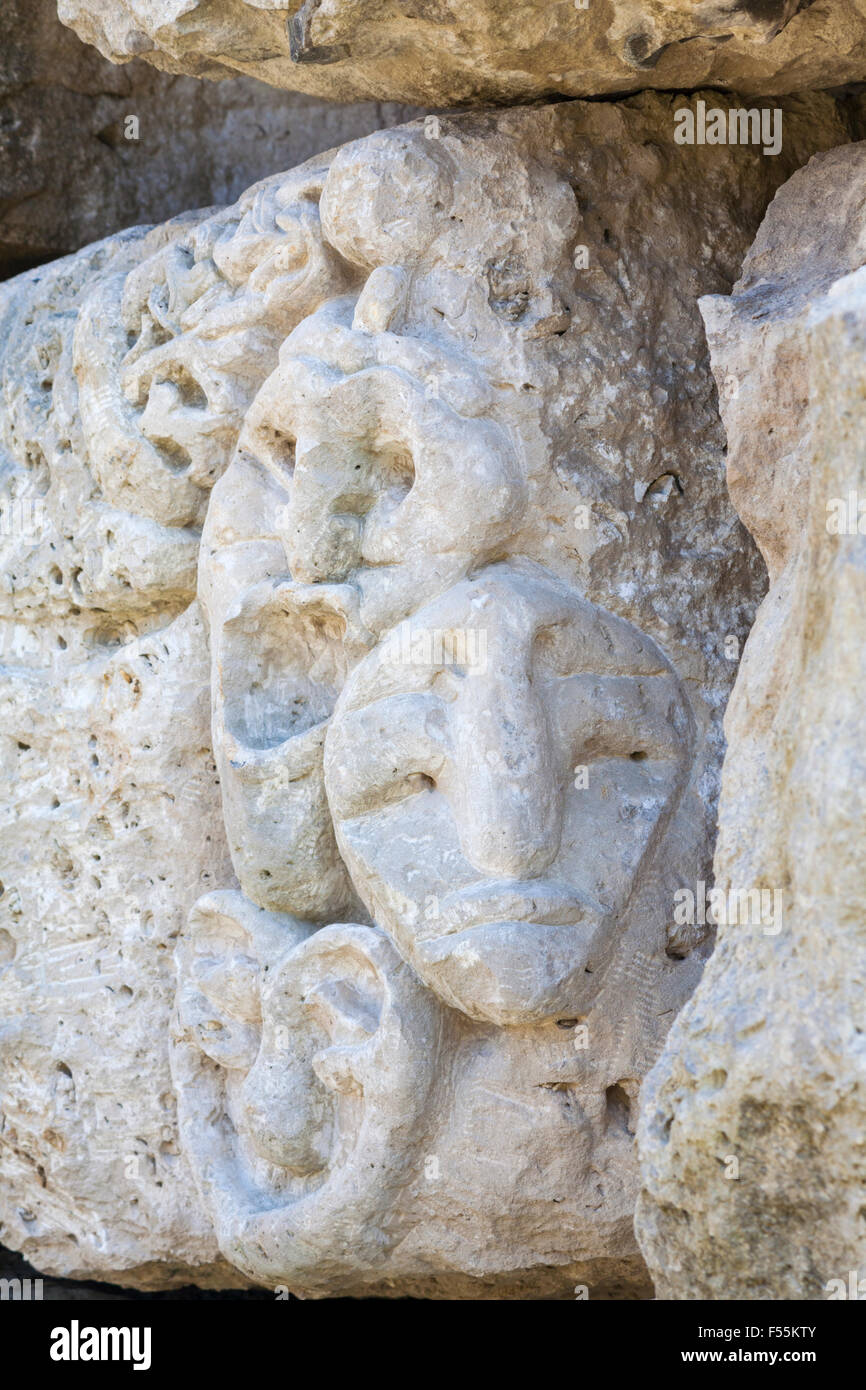 Visages effrayants en pierre - sculpture au parc de sculptures de la carrière de Tout, île de Portland, Dorset Royaume-Uni en octobre Banque D'Images