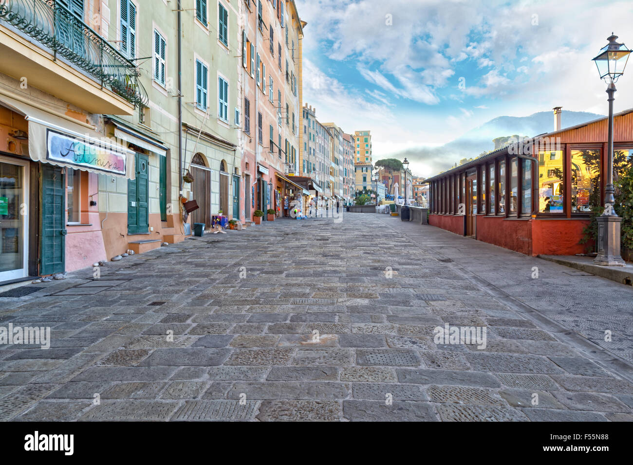 Rues pavées bordées de boutiques et des maisons ou appartements à Camogli, Italie, un village de pêcheurs sur la Portofin Banque D'Images